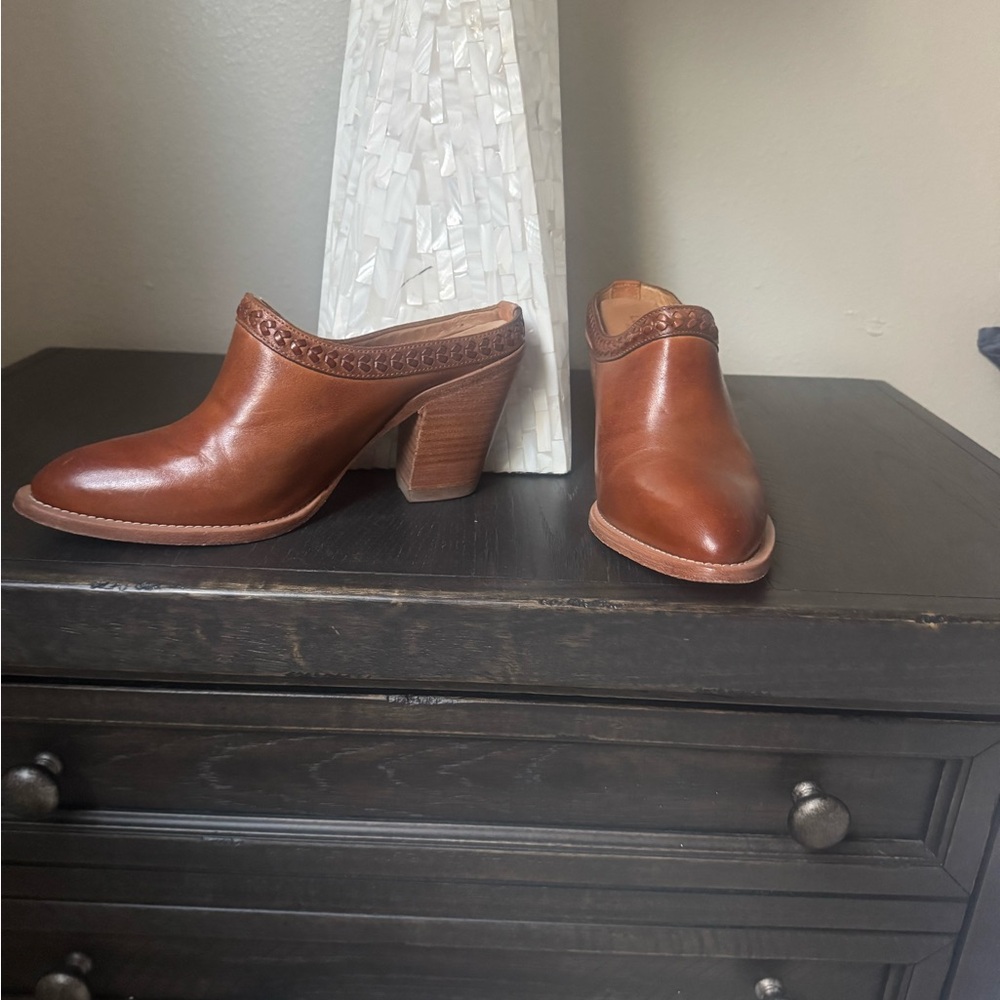 Lucchese Tan Leather Women's Mules 7.5
